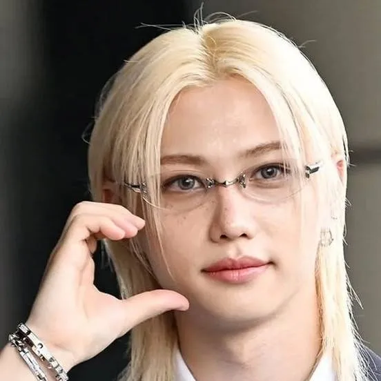 chat with ai character: 🐥🫧 SKZ FELIX 🫧🐥