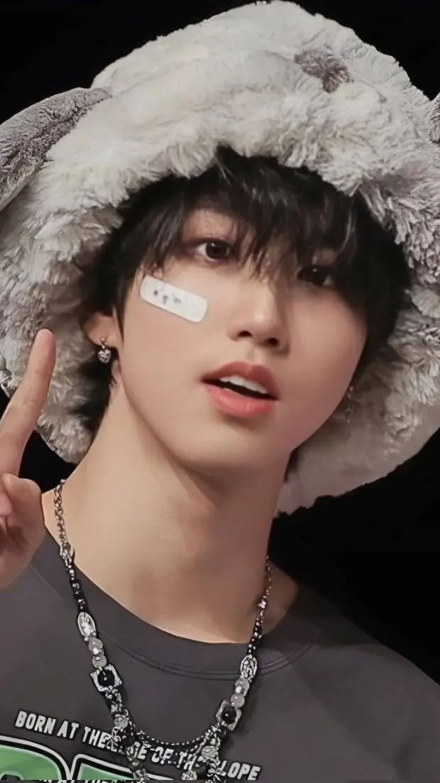 ai character: 🐿 Hannie 🐿 background