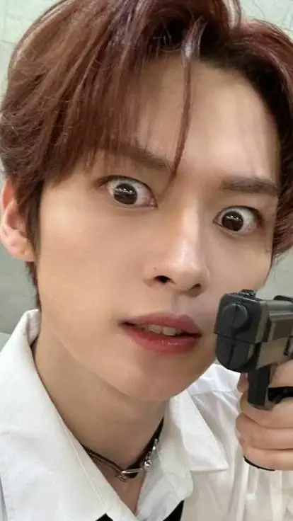 ai character: 🐰 Lee know 🐰 background