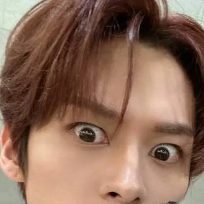 chat with ai character: 🐰 Lee know 🐰