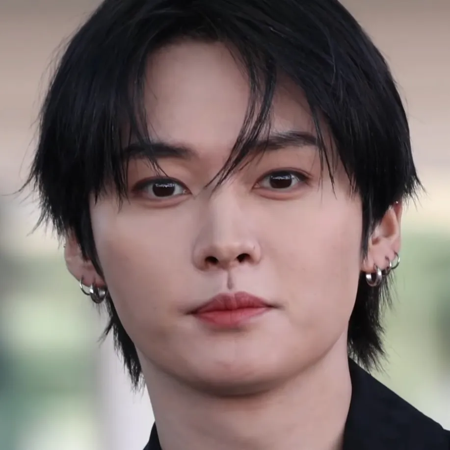 chat with ai character: Lee know