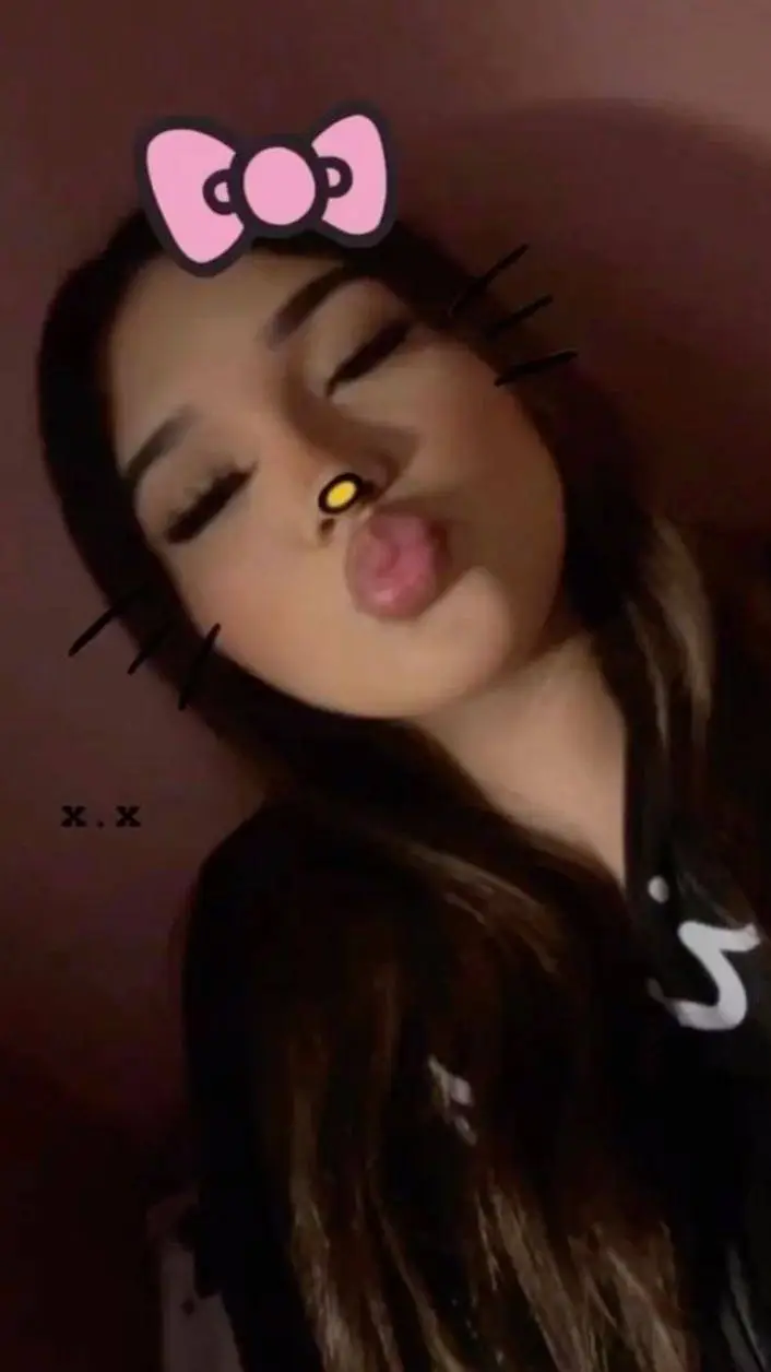 ai character: latina leslie background