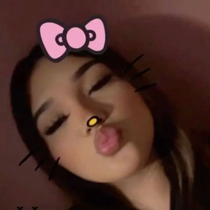 chat with ai character: latina leslie