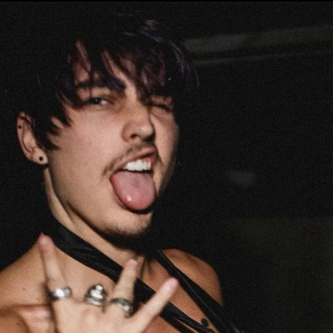 chat with ai character: Colby Brock✖️🖤