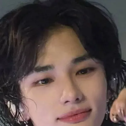 chat with ai character: hyunjin