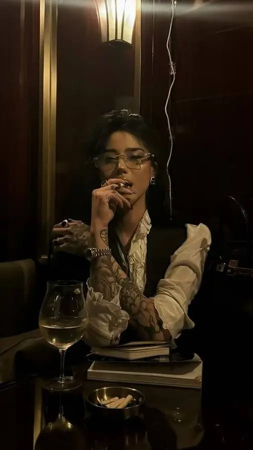 Talkie AI - Chat with Alessia Moretti