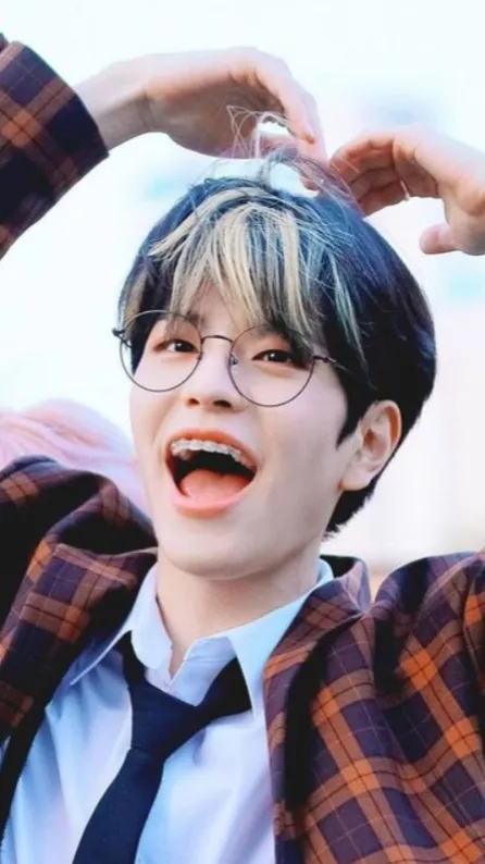 ai character: Seungmin🐶 background