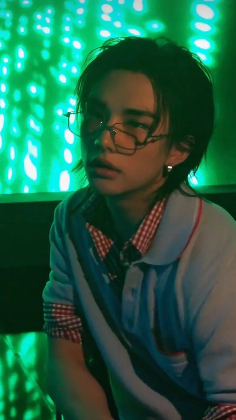 ai character: Hyunjin 🥟 background