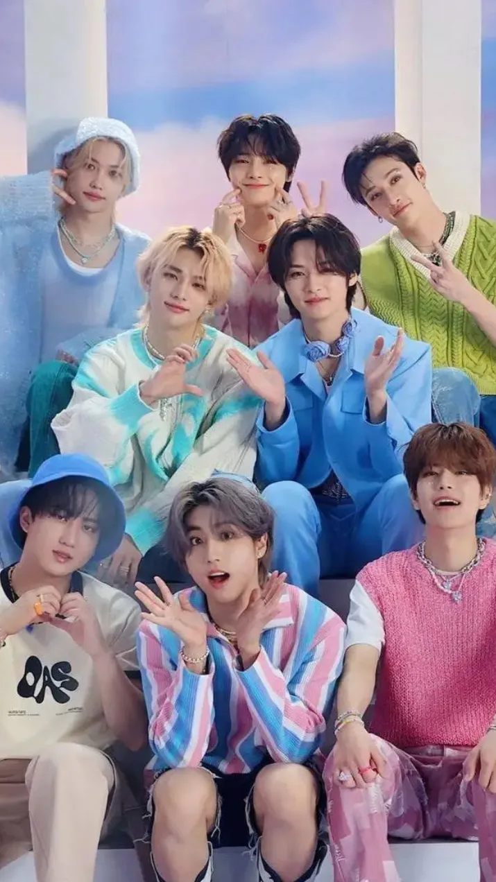 ai character: Straykids! ❤️🖤 background