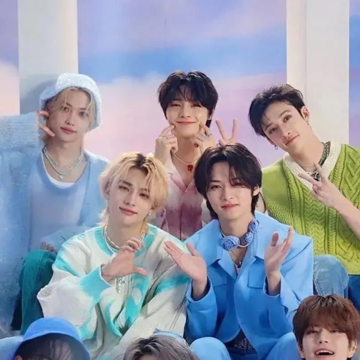 chat with ai character: Straykids! ❤️🖤