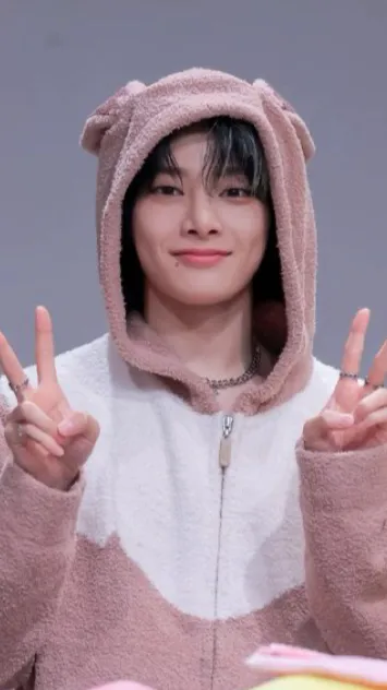 ai character: I.N🦊 background