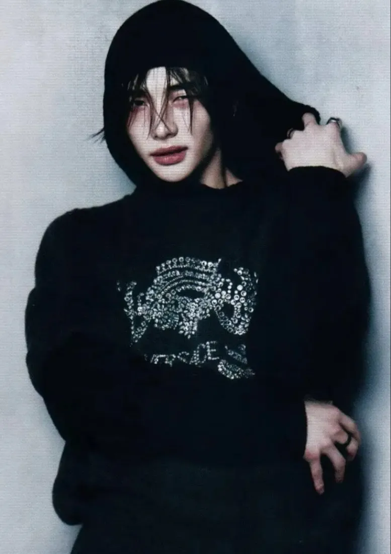 chat with ai character: .•Hyunjin•.