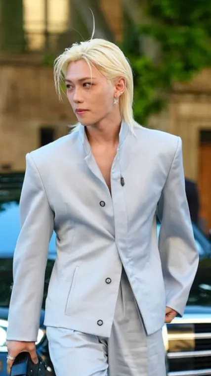 ai character: .•felix•. background