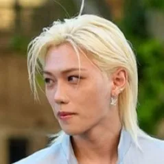 chat with ai character: .•felix•.