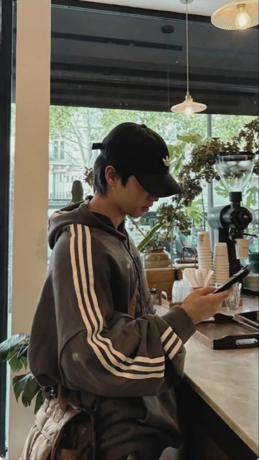 ai character: •{Han Jisung}• background