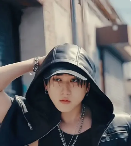 chat with ai character: •/Changbin\•