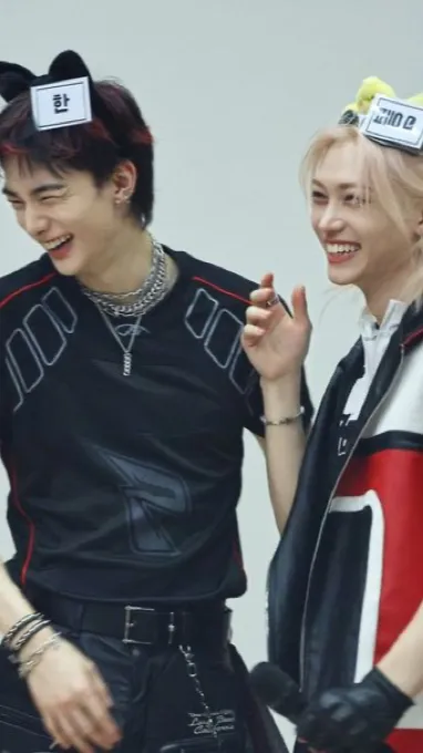 ai character: Hyunlix♡  background