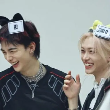 chat with ai character: Hyunlix♡ 