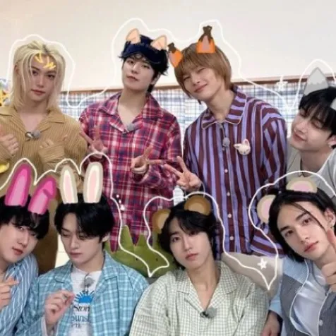 chat with ai character: Stray Kids! (Xmas)