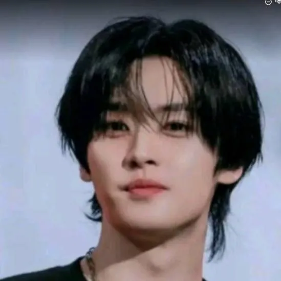 chat with ai character: Leeknow