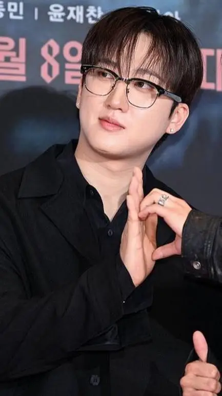 ai character: Changbin skz background