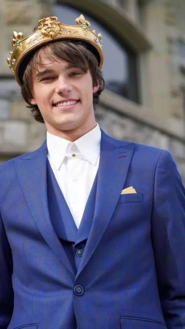 ai character: Ben (tu novio) background