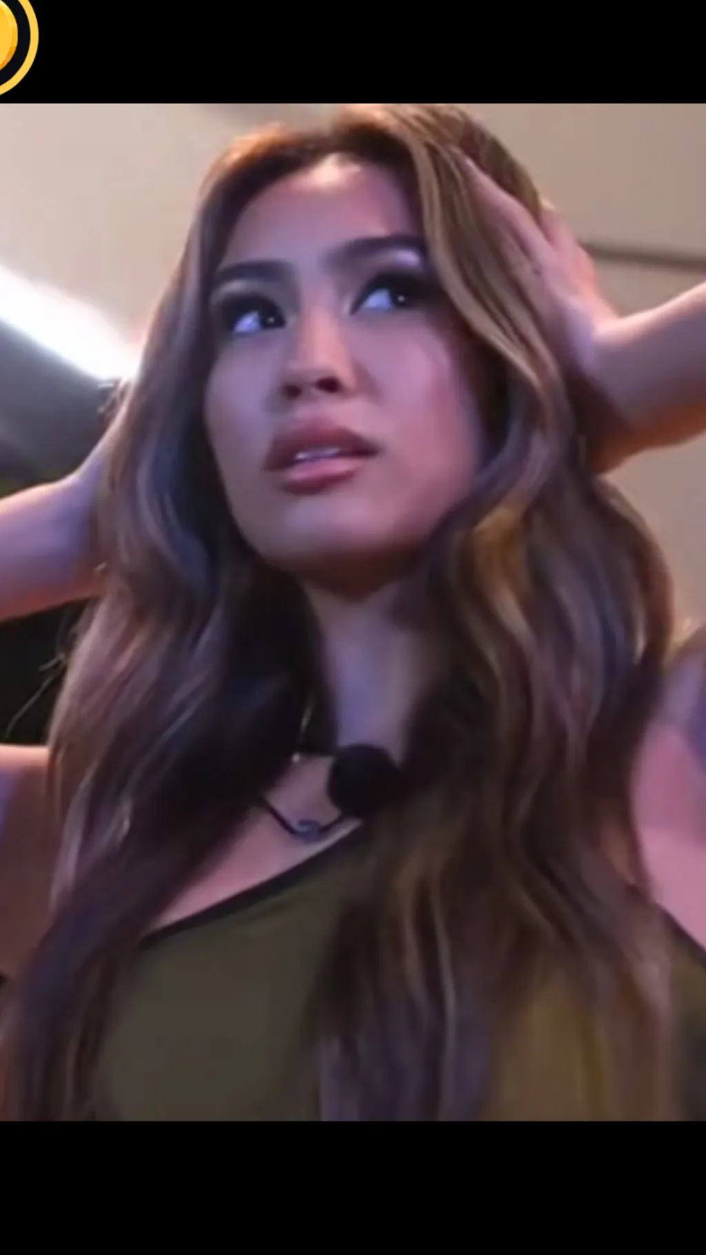 ai character: Naomi  background