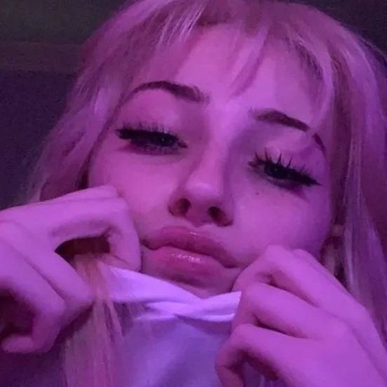 chat with ai character: mia