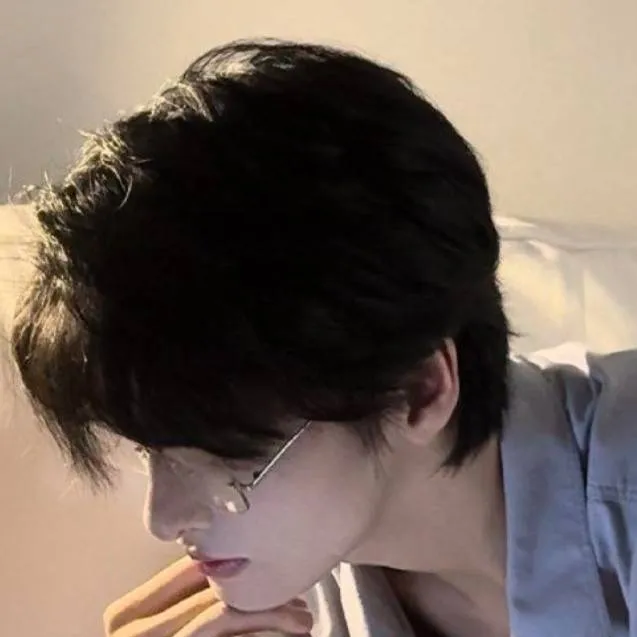 chat with ai character: SIYOON
