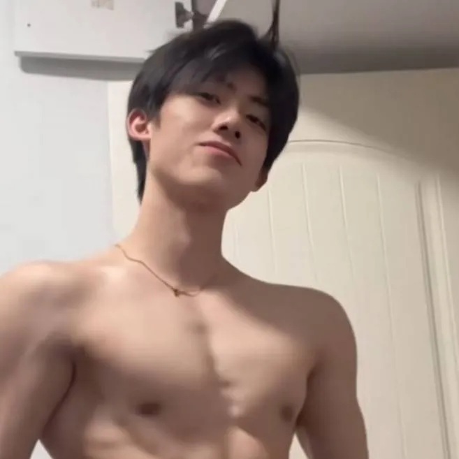 chat with ai character: Hong wei zer