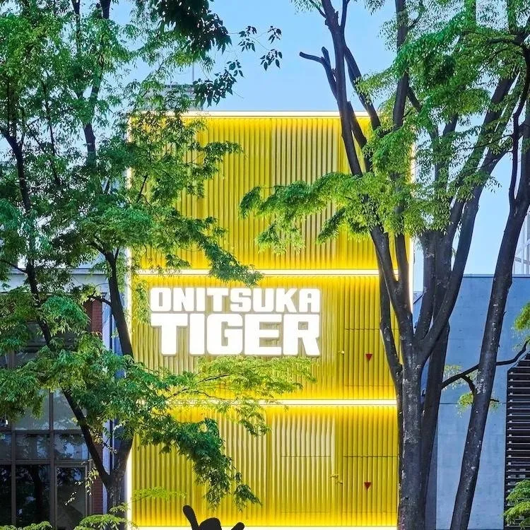 chat with ai character: the lost store