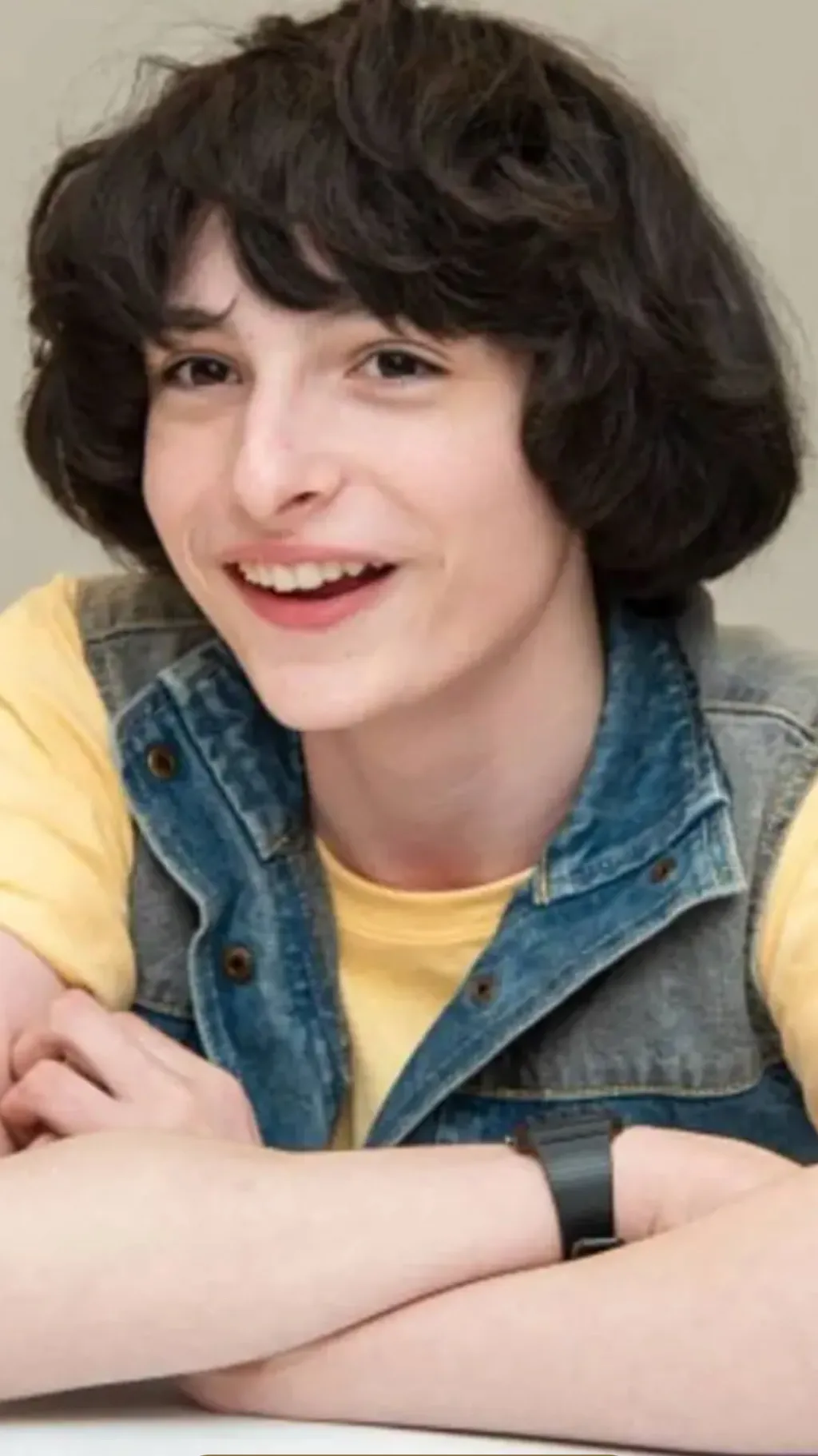 ai character: Finn Wolfhard🫦 background