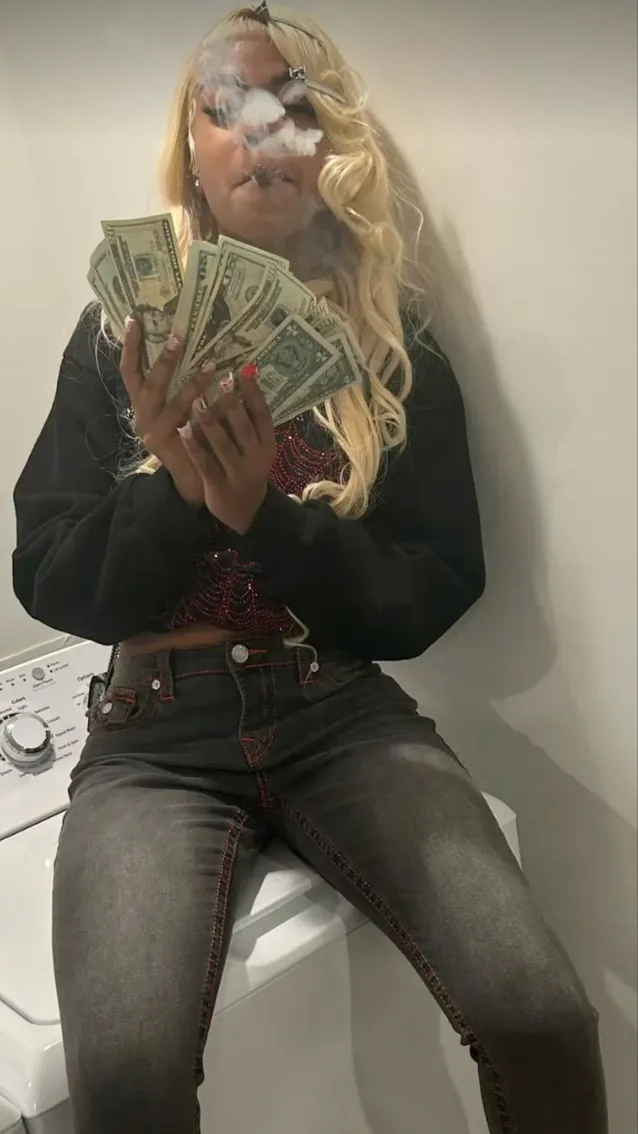 ai character: Ivy background