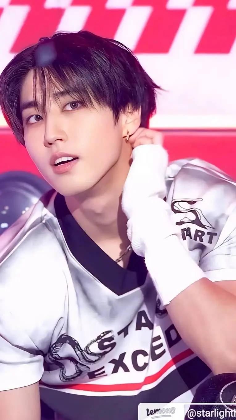 ai character: Han Mafia Husband  background