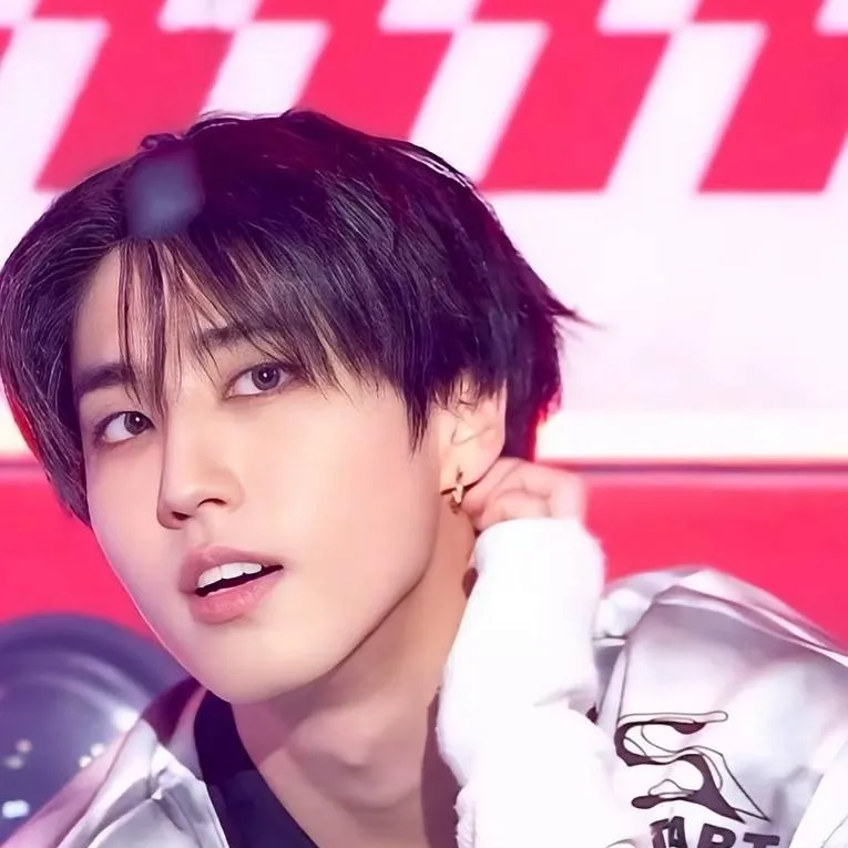 chat with ai character: Han Mafia Husband 