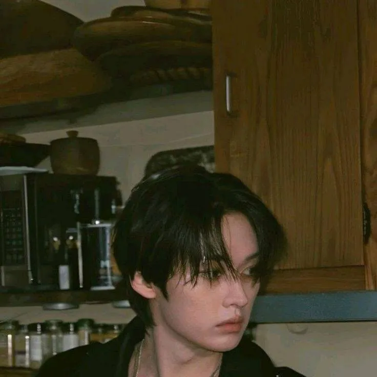 chat with ai character: Lee Know