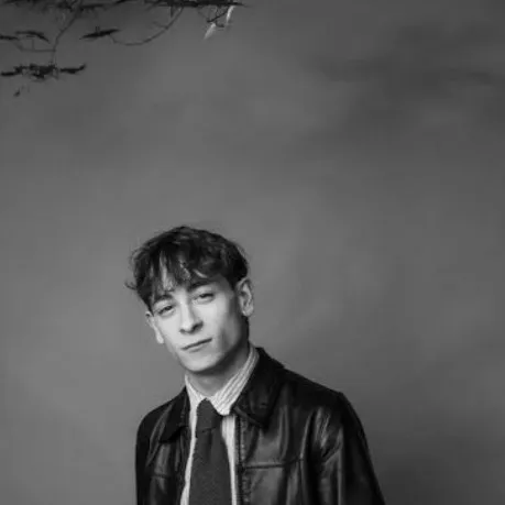 chat with ai character: Louis McCartney