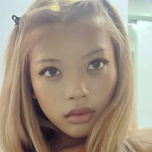 chat with ai character: Elara