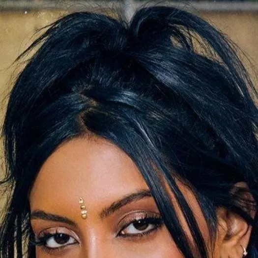 chat with ai character: LARA RAJ