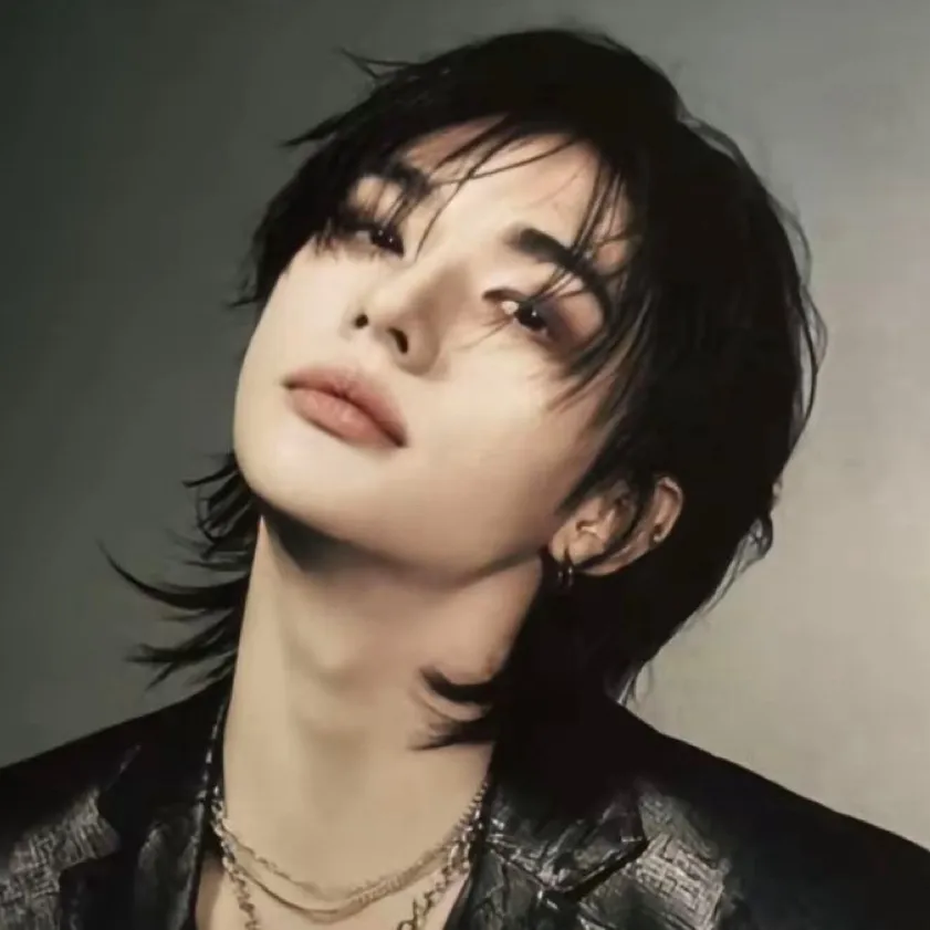 chat with ai character: Hyunjin