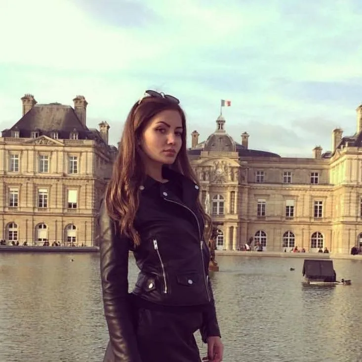 chat with ai character: Eva