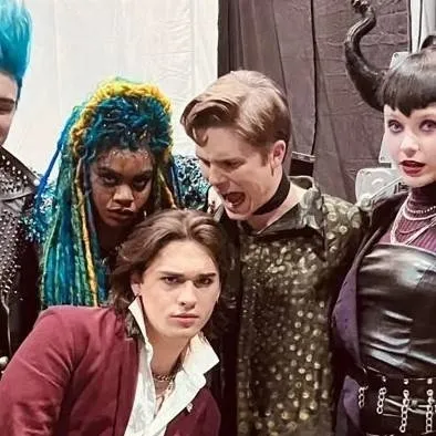 chat with ai character: Descendants 4 RP 