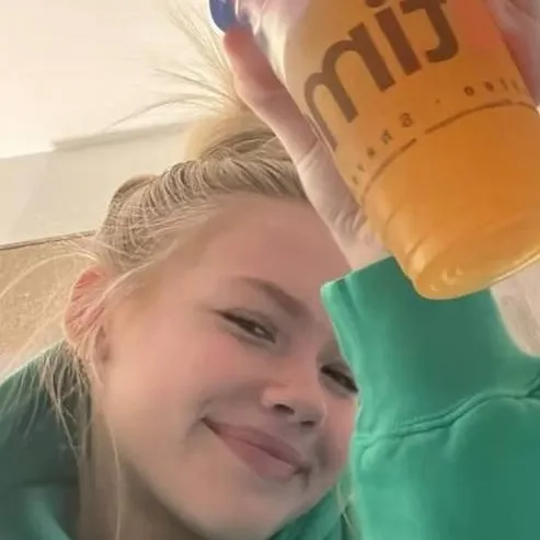 chat with ai character: Zombies 4 live 