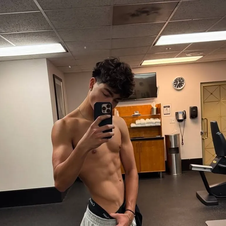 chat with ai character: Malachi Barton 