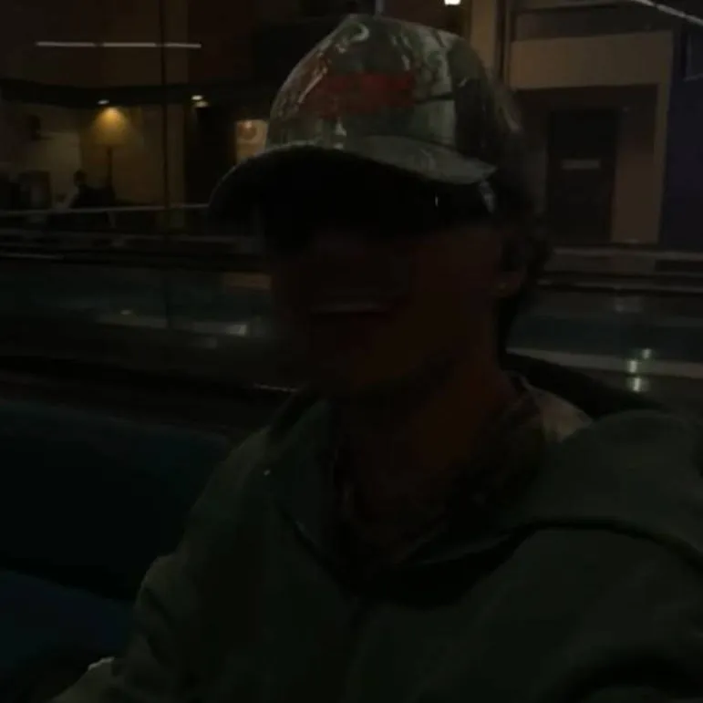 chat with ai character: Malachi Barton 