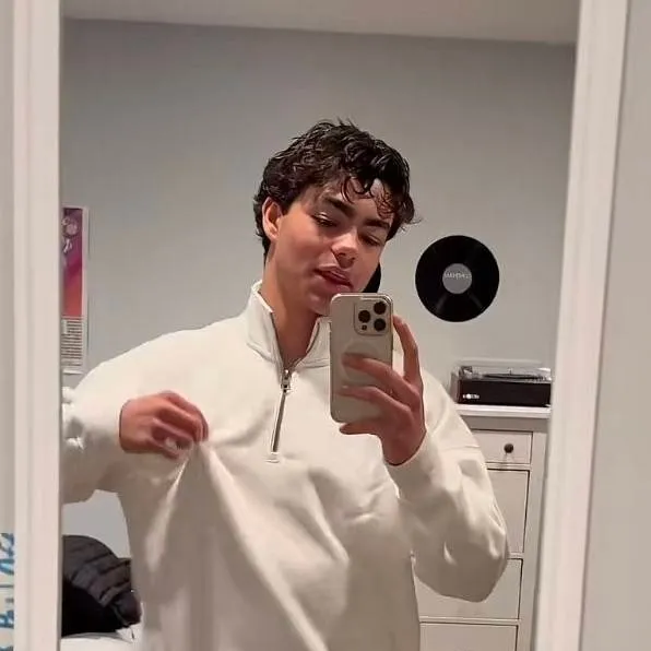 chat with ai character: Malachi Barton 