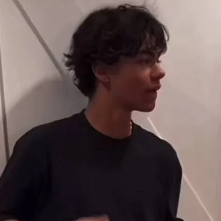 chat with ai character: Malachi Barton 