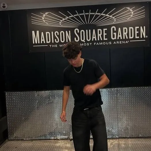 chat with ai character: Malachi Barton 