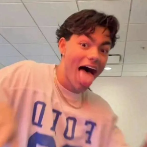 chat with ai character: Malachi Barton 