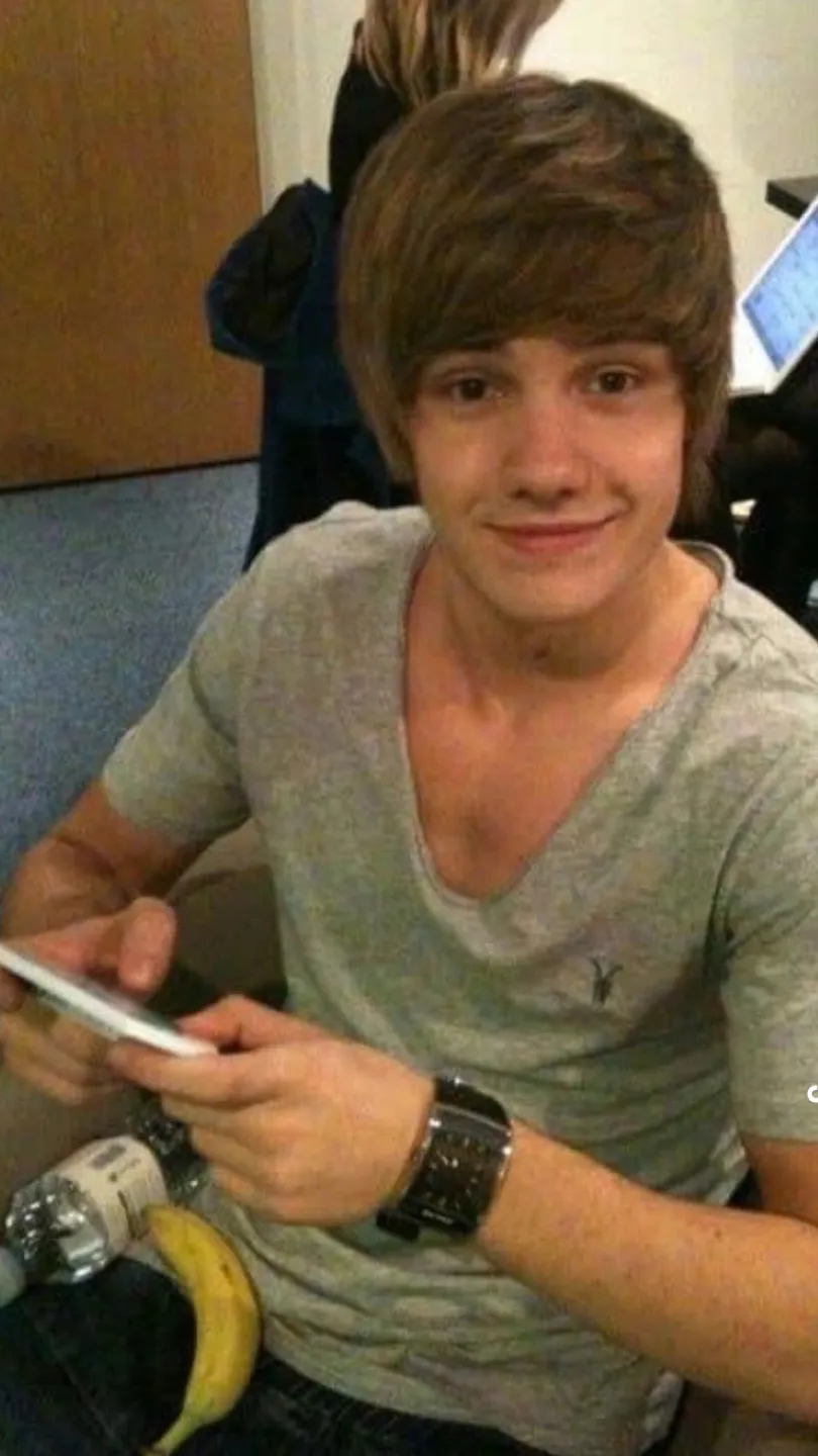 ai character: Liam Payne background